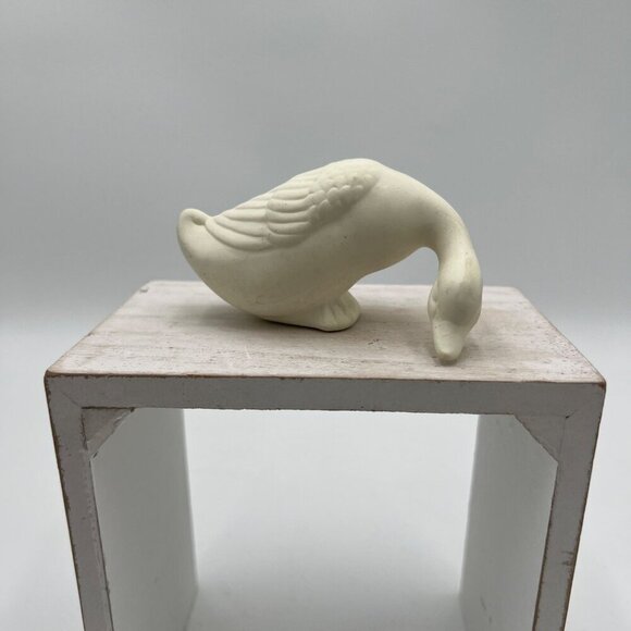 White small duck ceramic figurine head down - Picture 1 of 4